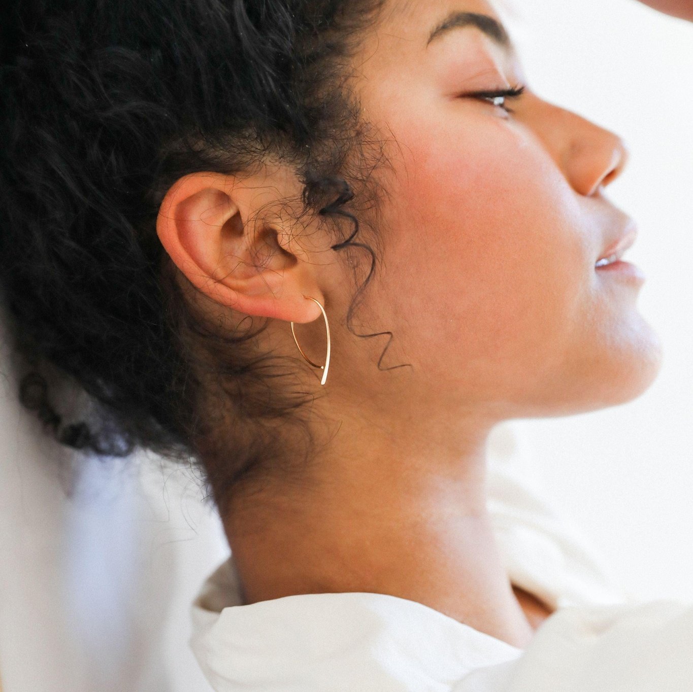 Dainty Crossed-Arch Threader - Boisdoree